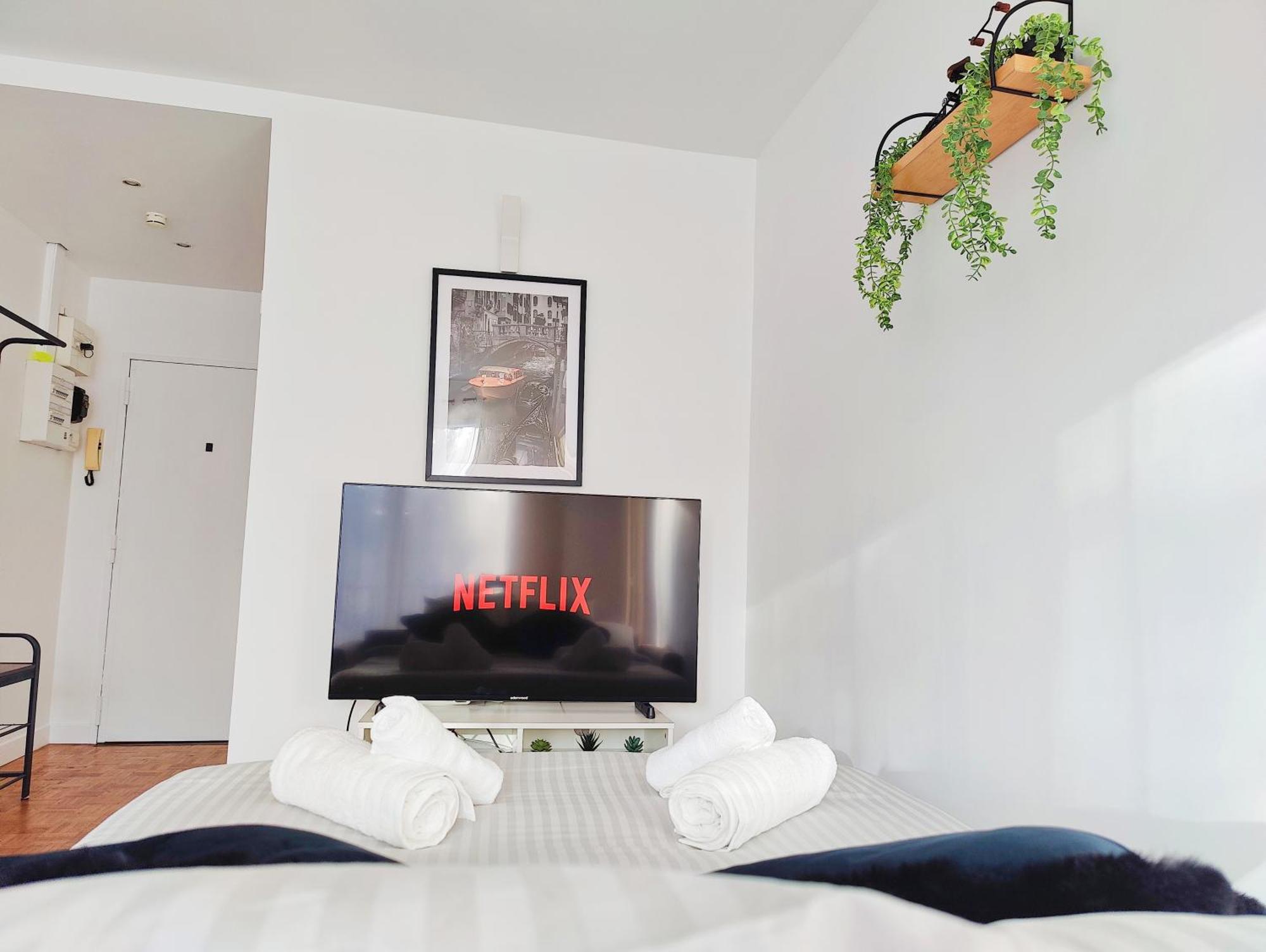 Metro A 2 Minutes Paris Centre Le Marais Apartment โรแมงวิลล์ ภายนอก รูปภาพ